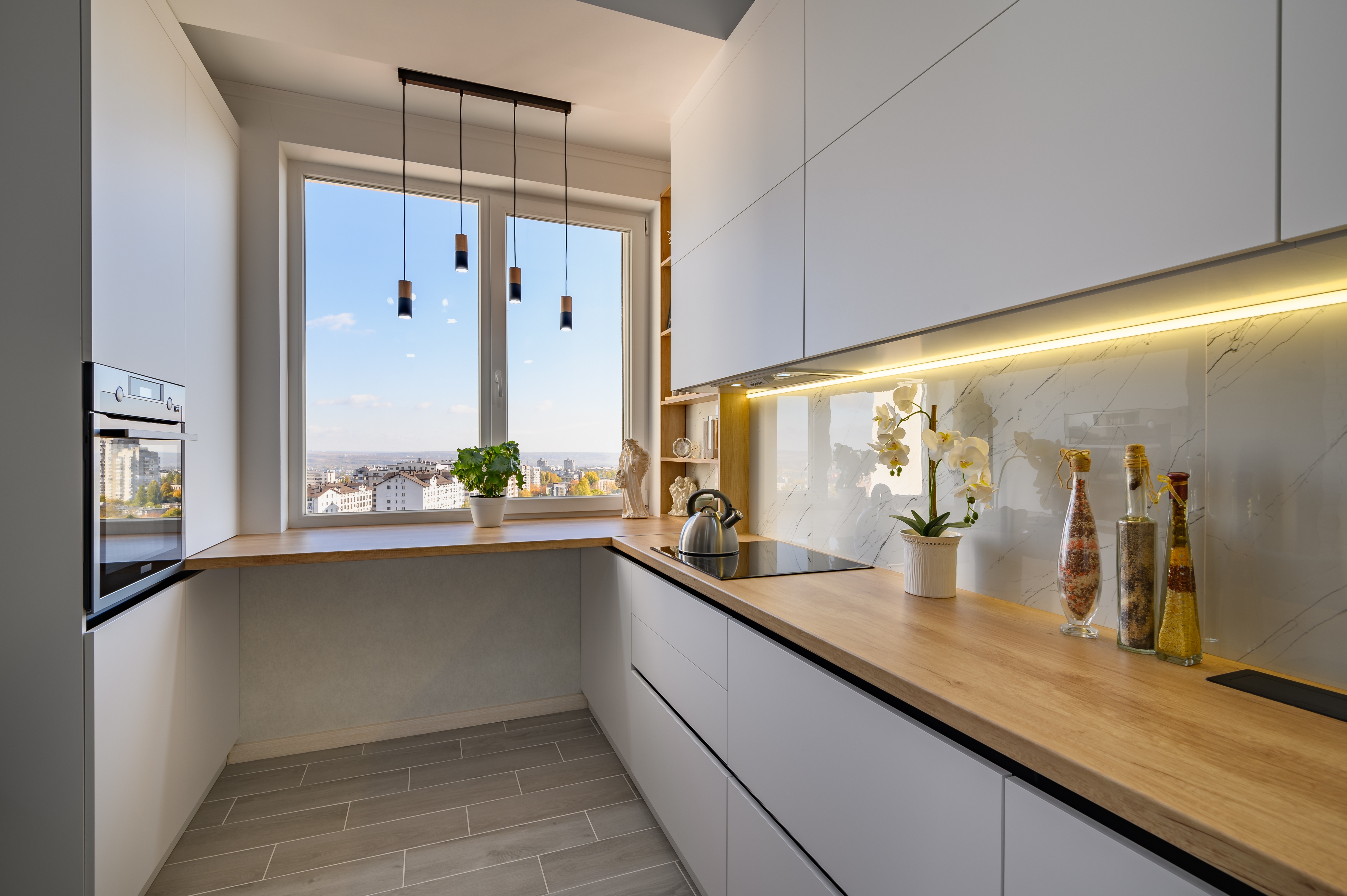 Moderne Küche mit großem Fenster und Blick auf die Stadt